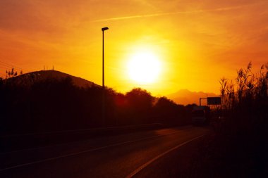 Gün batımında yollar ve dağlar...