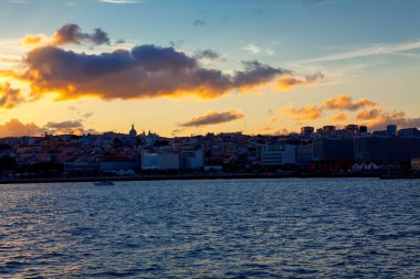 Tagus nehri ve Lizbon kıyıları Alacakaranlıkta