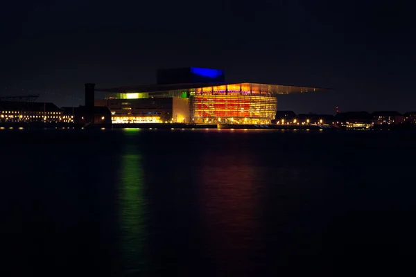 夜にライトアップされたコペンハーゲンオペラハウス — ストック写真