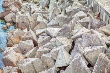 Taştan yapılmış yapay baraj. 