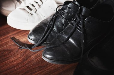 Yerde siyah beyaz ayakkabılar 