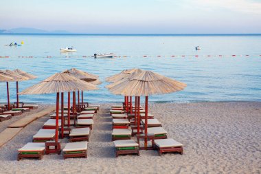 Şemsiyeli ve güneşli boş plajlar