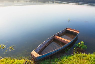 İçinde su olan ahşap bir tekne.