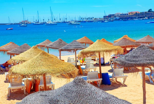 Sonniger Tropischer Strand Mit Exotischen Sonnenschirmen — Stockfoto