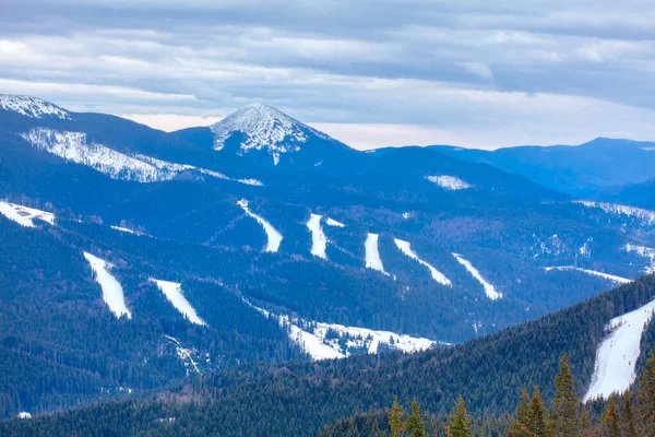 Cenário Inverno Com Pistas Esqui Nas Montanhas — Fotografia de Stock