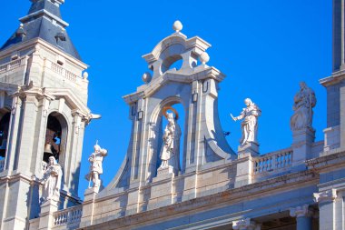 Madrid 'deki Katedral de la Almudena heykelleri