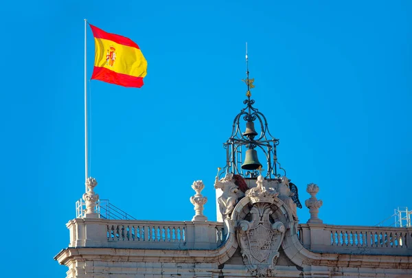 Mávání Španělskou Vlajkou Střeše Katedrály — Stock fotografie