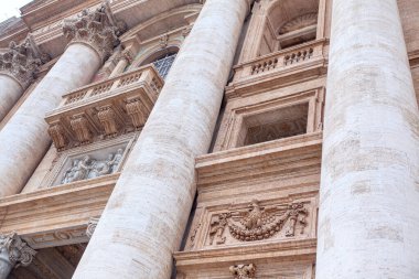 Vatikan 'daki Piazza San Pietro meydanındaki Bazilika mimari sütunları