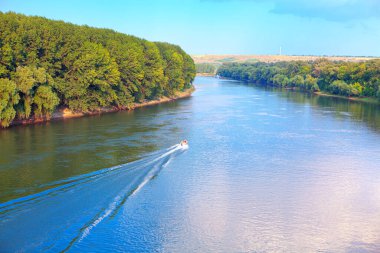Nehirde motorlu tekne ile seyahat etmek