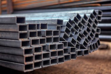 Kare metal profilleri yığını