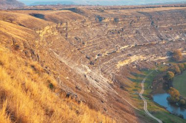 Vadideki kayalık tepeler arasında nehir akıyor.