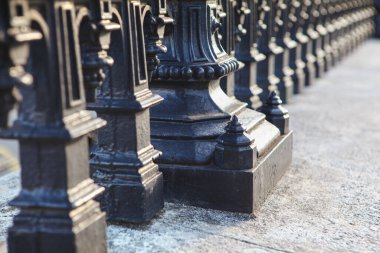 Siyah demir çit caddede. 