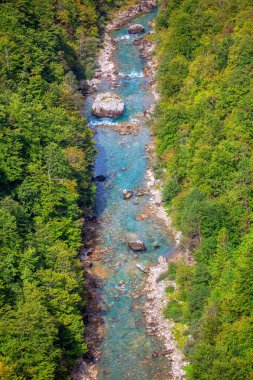 Karadağ 'daki Moraca Nehri Kanyonu ve Akan Suyun Havadan Görünümü