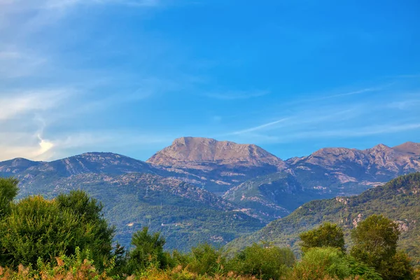 Rotsachtige Bergen Bereik Landschap Blauwe Lucht — Stockfoto