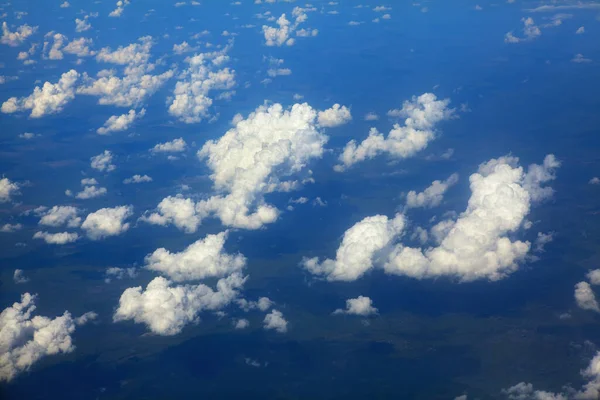 Voando Acima Nuvens Cumulus Nuvens Arredondadas Inchadas Sobre Terra — Fotografia de Stock