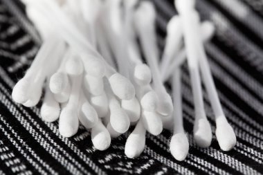 Kulak temizleme için bir yığın yeni çubuk.