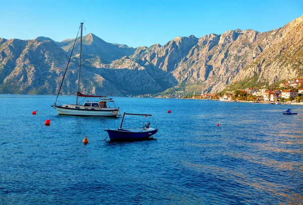 Kotor Körfezi 'nde yat ve balıkçı teknesi. 
