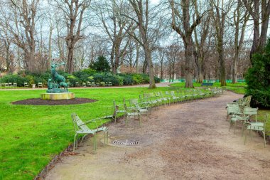 Paris 'te insan olmayan bir park, Lüksemburg Bahçeleri' nin boş tezgahı. 