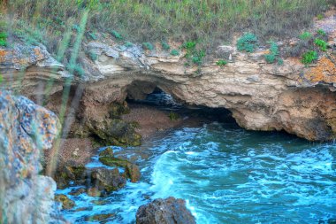 Kıyı uçurumundan geçen doğal bir tünel.