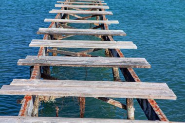 Eski yıkılmış nehir köprüsü, kırık ahşap iskele