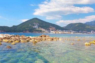 Karadağ 'ın Budva kenti adadan kıyı manzaralı