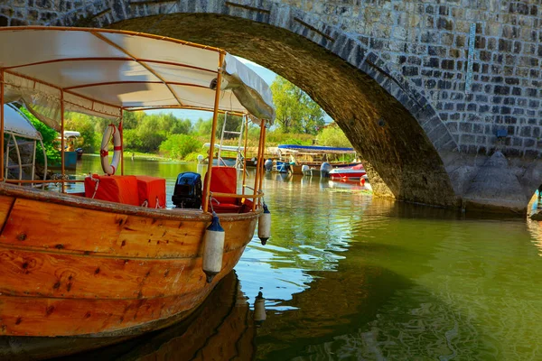 Barco Turístico Madera Canal Agua Ciudad Medieval Virpazar Montenegro — Foto de Stock