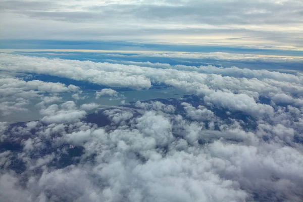 Flyg Över Molnen Och Sjön — Stockfoto