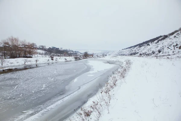 Тонкий Лед Реке Зимой — стоковое фото