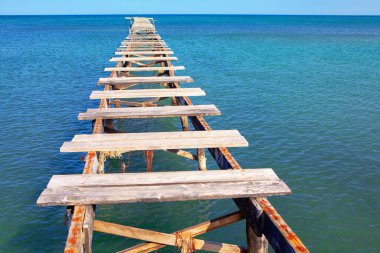 Açık deniz için kırık ahşap liman 