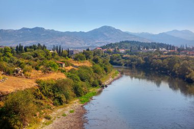 Karadağ 'dan Podgorica' daki Moraca Nehri Manzarası