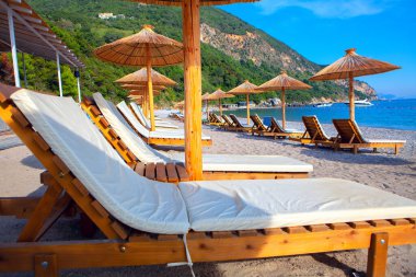 Egzotik şemsiyeli konforlu güneşlenme odaları