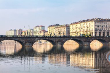 Ponte Vittorio Emanuele ve River Po İtalya 'da 