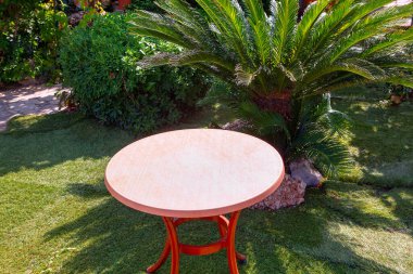 Tropikal park terasında yuvarlak masa.