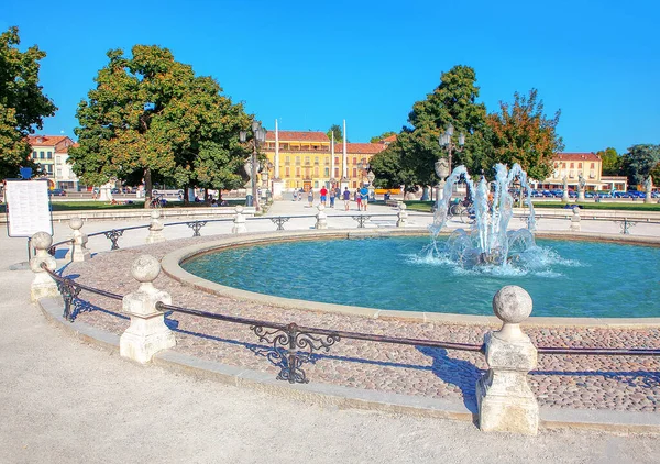 Fountain Prato Della Valle Square Padua Italy — Stock Photo, Image