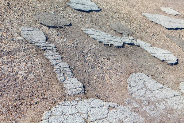 部分受损沥青路面 — 图库照片