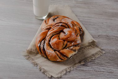 haşhaş tohumu ile tatlı rulo çörek haşhaş tohumu ile