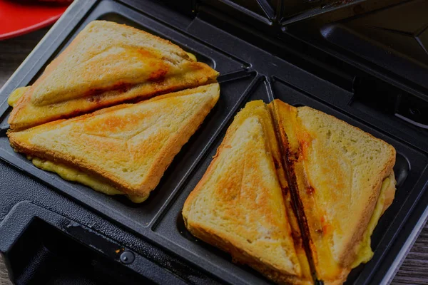 tost tarifi, sıcak ekmek, sucuk ve peynir ile kızarmış ekmek