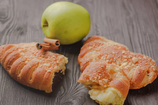 苹果和肉桂面包 苹果和肉桂面包 苹果自制的包子 — 图库照片