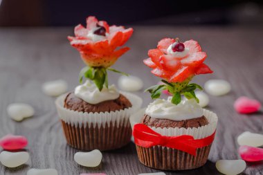 muffins şenlikli, Sevgililer Günü'nde, 14 Şubat, boyu tatil, Sevgililer günü, boyu kek kek kek kalp, ev yapımı ekmek, kek dekore edilmiş, muffins ile sembolizm ile pişirme 