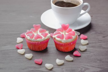 muffins şenlikli, Sevgililer Günü'nde, 14 Şubat, boyu tatil, Sevgililer günü, boyu kek kek kek kalp, ev yapımı ekmek, kek dekore edilmiş, muffins ile sembolizm ile pişirme 