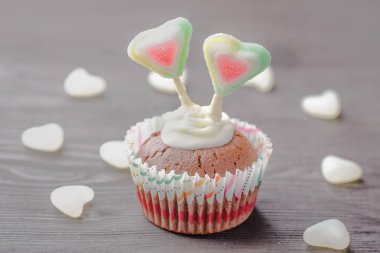 muffins şenlikli, Sevgililer Günü'nde, 14 Şubat, boyu tatil, Sevgililer günü, boyu kek kek kek kalp, ev yapımı ekmek, kek dekore edilmiş, muffins ile sembolizm ile pişirme 