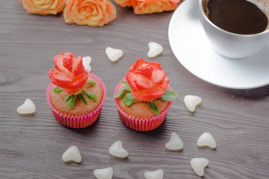 muffins şenlikli, Sevgililer Günü'nde, 14 Şubat, boyu tatil, Sevgililer günü, boyu kek kek kek kalp, ev yapımı ekmek, kek dekore edilmiş, muffins ile sembolizm ile pişirme 