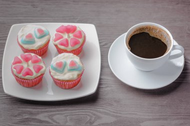 muffins şenlikli, Sevgililer Günü'nde, 14 Şubat, boyu tatil, Sevgililer günü, boyu kek kek kek kalp, ev yapımı ekmek, kek dekore edilmiş, muffins ile sembolizm ile pişirme 