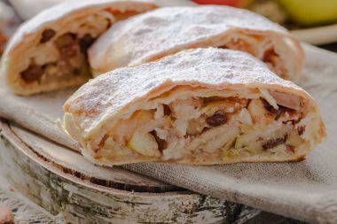 Elma, strudel badem ve elma ile Alman meyveli turta ve kuru üzüm, strudel ev yapımı, ev yapımı ekmek, geleneksel strudel