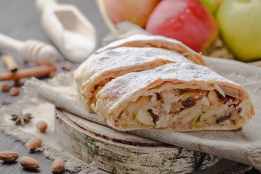 Elma, strudel badem ve elma ile Alman meyveli turta ve kuru üzüm, strudel ev yapımı, ev yapımı ekmek, geleneksel strudel