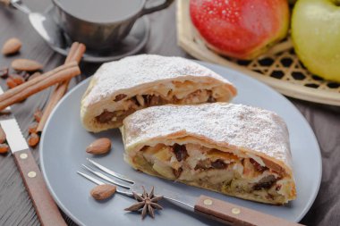 Elma, strudel badem ve elma ile Alman meyveli turta ve kuru üzüm, strudel ev yapımı, ev yapımı ekmek, geleneksel strudel