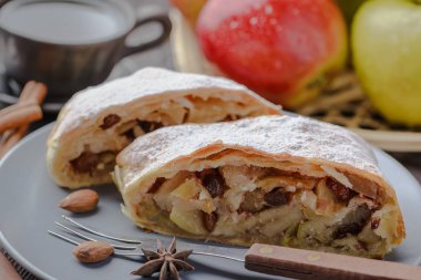 Elma, strudel badem ve elma ile Alman meyveli turta ve kuru üzüm, strudel ev yapımı, ev yapımı ekmek, geleneksel strudel