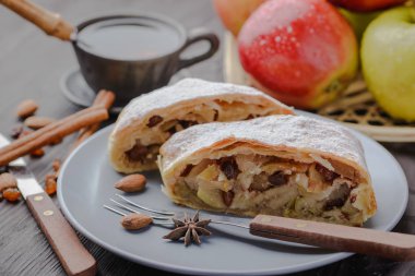 Elma, strudel badem ve elma ile Alman meyveli turta ve kuru üzüm, strudel ev yapımı, ev yapımı ekmek, geleneksel strudel