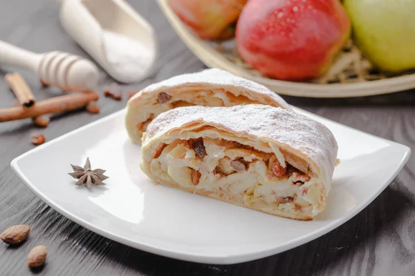 German Strudel Apples Strudel Almonds Apples Raisins Home Made Strudel — Stock Photo, Image