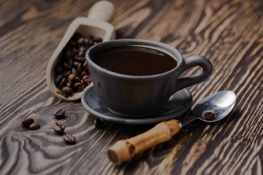 güçlü siyah kahve çekirdekleri, kahve, siyah kavrulmuş arabica kahve çekirdekleri ve fincan kahve tam